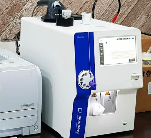 Alat analyzer laboratorium di fasilitas kesehatan